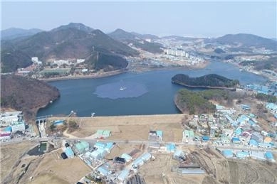 한국농어촌공사가 기후변화로 인한 경기도 농촌 지역의 재해 대응 능력 강화를 위해 412억 규모의 사업을 추진한다. 사업지구로 선정된 화성시 봉담읍 덕우저수지.2025.2.6 /한국농어촌공사 제공
