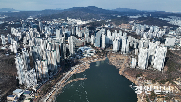 경기도가 만든 신도시 광교가 개발 20년 만에 준공됐다고 6일 경기도가 밝혔다. 사진은 6일 수원시 영통구 광교신도시 전경. 2025.2.6 /임열수기자 pplys@kyeongin.com