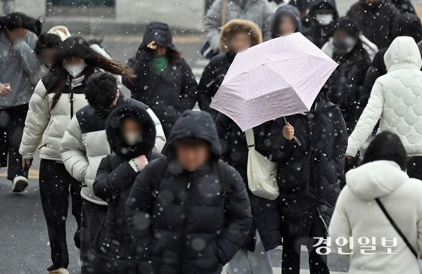 6일 오후 인천에 대설주의보가 발효된 가운데 남동구 구월동의 한 횡단보도에서 두터운 외투를 입은 시민들이 건너고 있다. 2025.2.6 /김용국기자yong@kyeongin.com