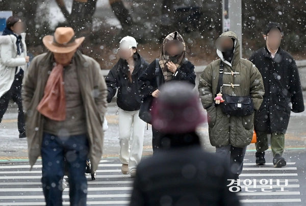6일 오후 인천에 대설주의보가 발효된 가운데 남동구 구월동의 한 횡단보도에서 두터운 외투를 입은 시민들이 건너고 있다. 2025.2.6 /김용국기자yong@kyeongin.com