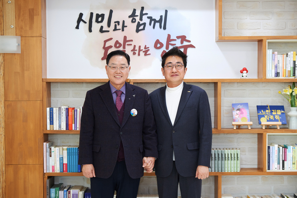 강수현 양주시장(왼쪽)과 권백신 코레일관광개발 대표이사는 지난 5일 교외선 재개통에 따른 지역 관광 활성화 방안을 논의했다. 2025.2.6 /양주시 제공