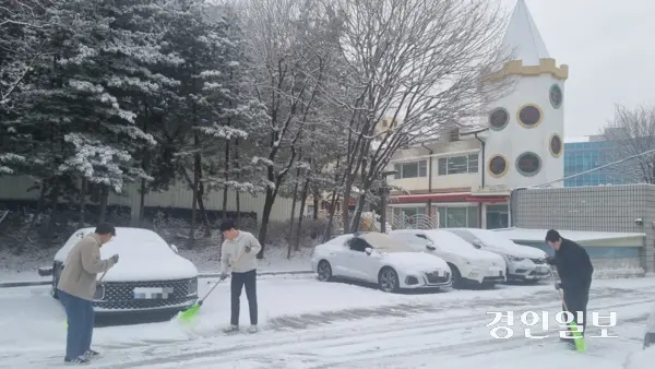 6일 오후 1시간만에 4.3센티미터가 쌓이는 등 폭설로 구리시청 직원들이 제설작업에 나섰다. 2025.2.6 구리/권순정 sj@kyeongin.com