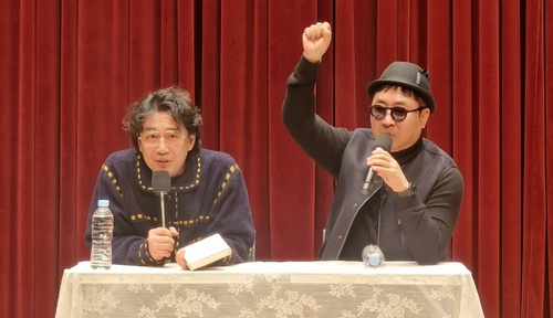 파주시자원봉사센터는 시민회관 소공연장에서 자원봉사자 및 시민 200여 명이 참석한 가운데 개그맨 이동우.김경식씨를 초청해 자원봉사 동기부여를 위한 토크 콘서트를 개최했다. /파주자원봉사센터 제공