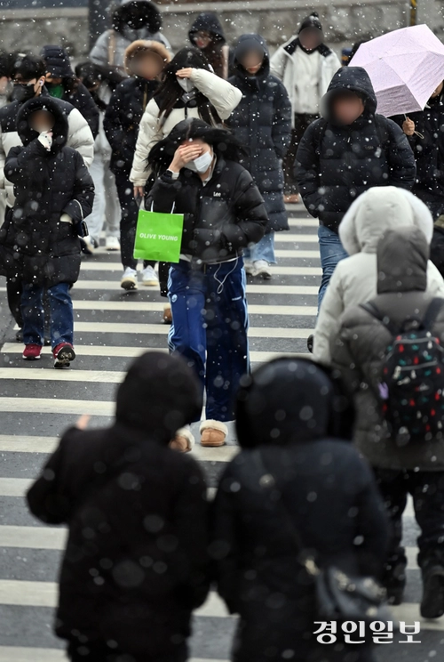 6일 오후 인천에 대설주의보가 발효된 가운데 남동구 구월동의 한 횡단보도에서 두터운 외투를 입은 시민들이 건너고 있다. 2025.2.6 /김용국기자yong@kyeongin.com