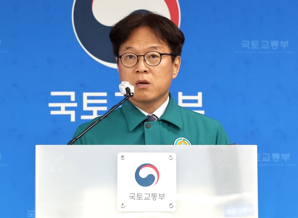 국토교통부 김홍락 공항정책관이 지난 5일 정부세종청사 국토부 기자실에서 항공기 조류 충돌 예방 활동 개선방안 등 무안공항 제주항공 여객기 참사 후속 조치 현황을 설명하고 있다. 2025.2.6 /연합뉴스