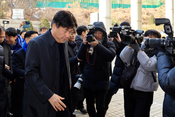더불어민주당 이재명 대표의 측근인 김용 전 민주연구원 부원장이 대장동 일당에게서 금품을 받은 혐의로 항소심에서도 실형을 선고받고 다시 구속됐다. 서울고법 형사13부(백강진 김선희 이인수 부장판사)는 6일 정치자금법 위반·특정범죄 가중처벌법상 뇌물 혐의로 기소된 김 전 부원장에게 1심과 마찬가지로 징역 5년과 벌금 7천만원, 추징금 6천700만원을 선고했다. 재판부는 김 전 부원장의 보석(보증금 등 조건을 내건 석방)을 취소하고 다시 법정구속했다. 사진은 이날 김씨가 2심 선고 공판에 출석하는 모습. 2025.2.6 /연합뉴스