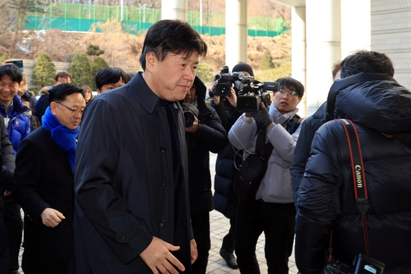 6일 김용 전 민주연구원 부원장이 2심 선고 공판에 출석하는 모습. 2025.2.6/연합뉴스