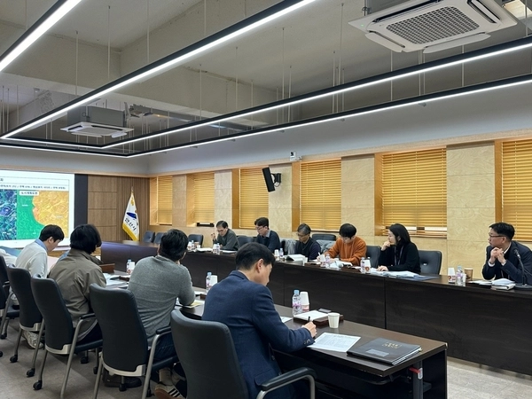 안산시 관계자와 감정평가사들이 지난 5일 ‘토지-주택 특성 협의회’를 진행하고 있다. 2025.2.5 /안산시 제공