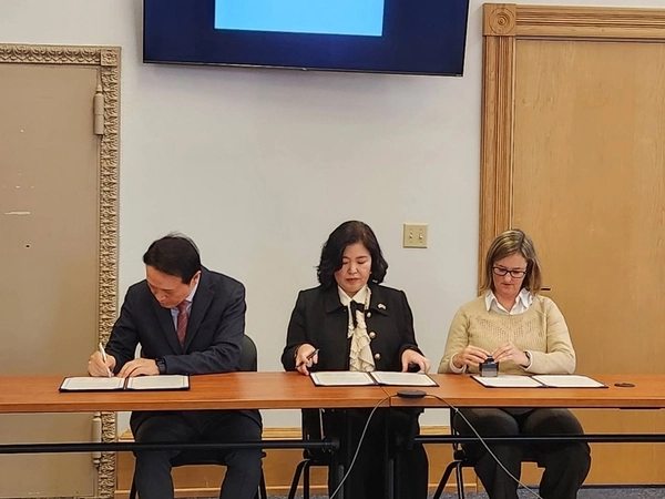 6일(현지시간) 미국 워싱턴주 교육청에서 임태희 경기도교육감(왼쪽), 서은지 주시애틀 대한민국 총영사(가운데), 미켈라 밀러 워싱턴주 교육청 부교육감이 미래교육 정책과 언어교육 등을 교류·협력하는 내용이 담긴 업무협약(MOU)서에 서명하고 있다. 2025.2.6 /경기도교육청 제공
