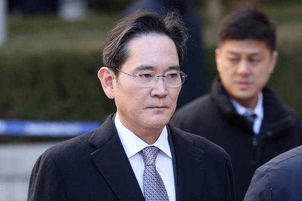 이재용 삼성전자 회장이 3일 오후 서초구 서울고법에서 열린 그룹 경영권 승계 관련 부당합병·회계부정 의혹 항소심 선고공판에서 무죄 판결을 받은 뒤 법원을 나서고 있다. 2025.2.3/연합뉴스