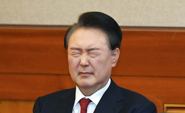 윤석열 대통령이 6일 서울 종로구 헌법재판소에서 열린 탄핵심판 6차 변론기일에 출석해 눈을 질끈 감고 있다. 2025.2.6 /연합뉴스