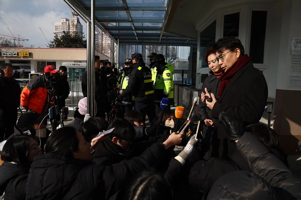 국민의힘 윤상현·김민전 의원이 7일 경기도 의왕시 서울구치소에서 윤석열 대통령 면회를 마친 후 관련 인터뷰를 하고 있다. 2025.2.7 /연합뉴스