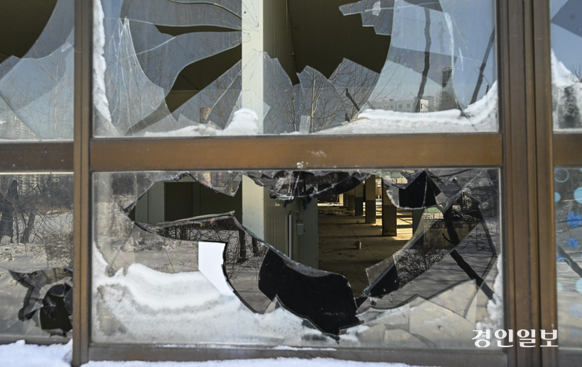 7일 오후 드라마 세트장으로 자주 쓰이는 오산시 한 폐공장 내부. 2025.2.7 /이지훈기자 jhlee@kyeongin.com