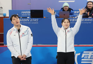 [하얼빈 동계 AG] 김경애-성지훈 콤비, 컬링 믹스더블 은메달 획득
