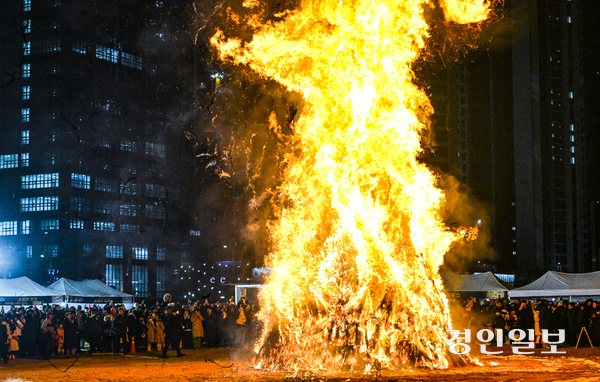 정월 대보름을 나흘 앞둔 8일 오후 화성시 동탄역 앞 광장에서 ‘경부직선화 상부연결도로 개통기념 정월대보름 행사’가 열리고 있다. 2025.2.8 /이지훈기자 jhlee@kyeongin.com
