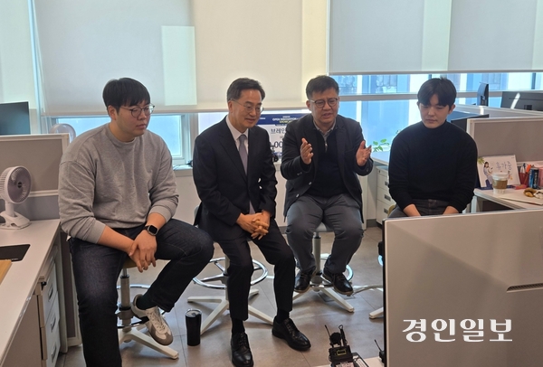 경기도가 주4.5일제 시범 사업을 앞둔 가운데, 7일 오전 김동연 도지사가 판교의 한 AI 벤처기업에 방문해 대표, 직원 5명과 함께 근로시간 단축에 대한 현장의 목소리를 듣고 있다. 2025.2.7 /김태강기자 think@kyeongin.com