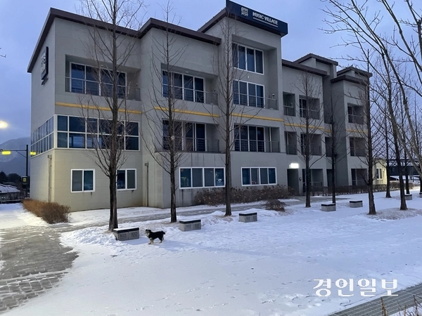 수년간 적자 운영 중인 가평 음악역1939 내 레지던스 건물 전체에 불이 꺼져 있다. 2025.2.6 가평/김민수기자 kms@kyeongin.com