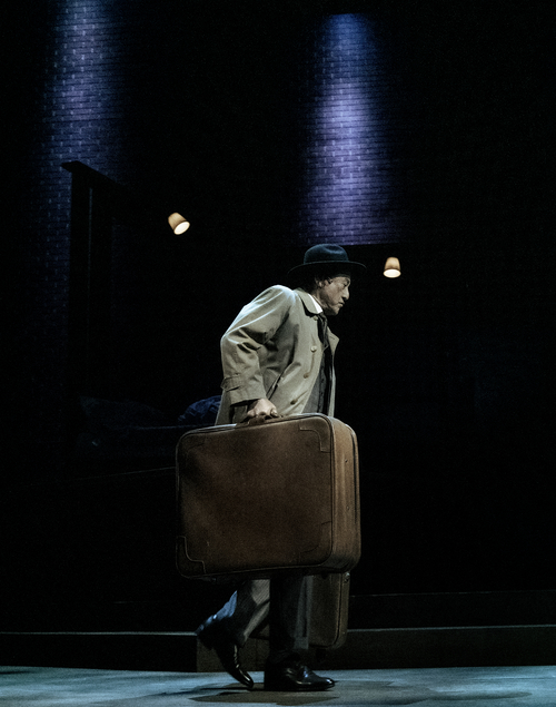 연극 ‘세일즈맨의 죽음’ 공연 장면 / (유)쇼앤텔플레이, (주)T2N 미디어 제공