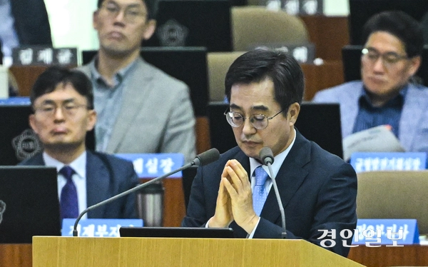 지난해 9월 3일 오전 경기도의회 본회의장에서 열린 제377회 임시회 제2차 본회의에서 도의원들이 김동연 경기도지사에게 고양 K-컬처밸리 사업에 대한 도정질문을 이어가고 있다. 2024.9.3 /이지훈기자 jhlee@kyeongin.com