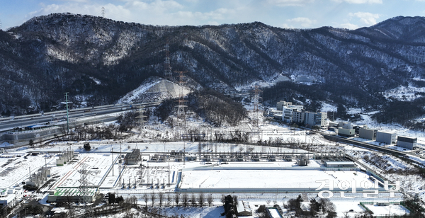 최근 3년간 경기도내 지자체 곳곳에서 특고압 변전소 설치를 놓고 사업주체와 주민 간 갈등이 불거지며 사업들이 잇따라 멈춰 서고 있다. 사진은 사업 추진이 중단된 하남시 감일지구 인근 동서울변전소. 2025.2.7 /이지훈기자 jhlee@kyeongin.com