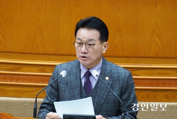 안양시의회 김주석 부의장이 지난 5일 열린 제300회 안양시의회 임시회 제1차 본회의에서 5분 자유발언을 하고 있다. 2025.2.5 안양/박상일기자 metro@kyeongin.com
