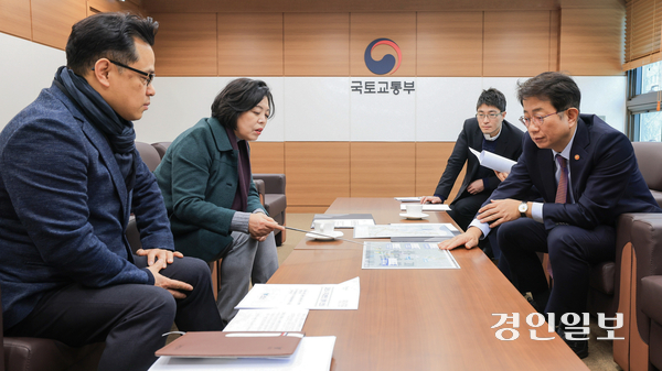 신계용 과천시장(왼쪽 두번째)이 지난 7일 박상우 국토부장관(오른쪽 첫번째)에게 위례과천선 노선 등 주요 현안사안에 대한 건의를 전달하고 있다. 2025.2.7  /과천시 제공