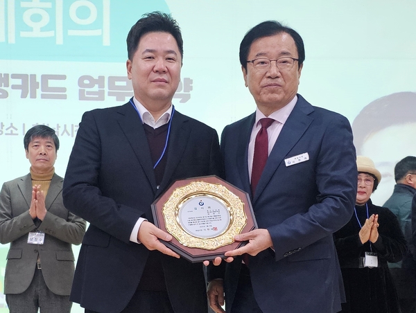 경기도의회 김성수(국·하남2·왼쪽) 의원이 150억원이 넘는 경기도 예산을 확보하는 등 현안사업 해결 및 주민들의 복지 증진 공로를 인정받아 최근 이현재 하남시장으로부터 감사패를 받았다. 2025.2.9 /김성수 도의원 제공