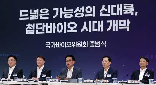 최상목 대통령 권한대행 부총리 겸 기획재정부 장관이 최근 서울 동대문구 서울바이오허브 글로벌센터에서 열린 국가바이오위원회 출범식에서 발언하고 있다. 왼쪽부터 유상임 과학기술정보통신부 장관, 이상엽 KAIST 연구부총장, 최 권한대행, 고한승 한국바이오협회 회장, 안덕근 산업통상자원부 장관. /연합뉴스