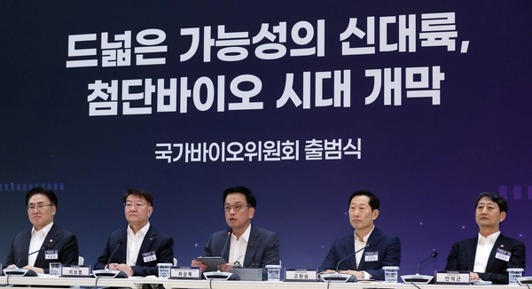 최상목 대통령 권한대행 부총리 겸 기획재정부 장관이 최근 서울 동대문구 서울바이오허브 글로벌센터에서 열린 국가바이오위원회 출범식에서 발언하고 있다. 왼쪽부터 유상임 과학기술정보통신부 장관, 이상엽 KAIST 연구부총장, 최 권한대행, 고한승 한국바이오협회 회장, 안덕근 산업통상자원부 장관. /연합뉴스