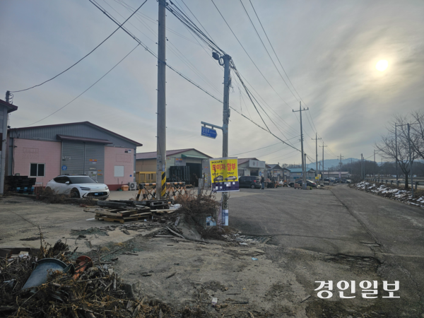 남양주시 화도읍 가곡리 및 진건리 등지의 도로 주변에는 어김없이 소규모 창고단지가 있고 대부분 영세 기업들이 생산활동을 하고 있다. 사진은 진건리 한 도로변에 위치한 창고형 공장들. 2025.2.5 남양주/이종우기자 ljw@kyeongin.com
