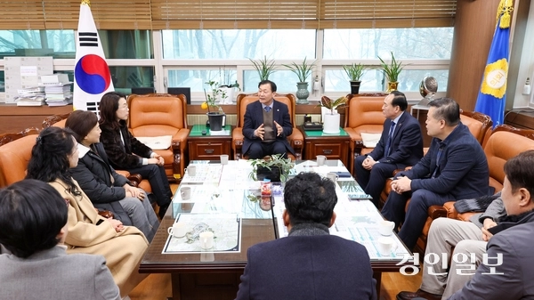 안산시의회 박태순 의장이 10일 의장실에서 안산시소상공인연합회 임원진과 신년간담회를 가졌다./안산시의회 제공