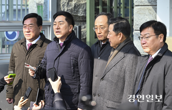 10일 오전 의왕시 서울구치소 입구에서 김기현·추경호·이철규·정점식·박성민 국민의힘 의원이 윤석열 대통령 접견을 마치고 취재진들의 질문에 답변하고 있다. 2025.2.10 /이지훈기자 jhlee@kyeongin.com