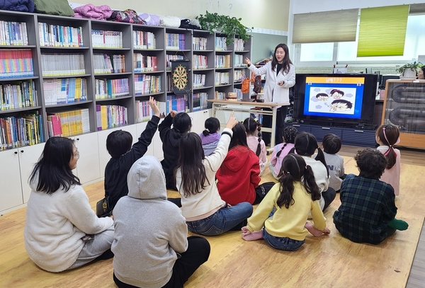 남양주풍양보건소가 10일부터 21일까지 2주간 진접·오남·별내 소재 지역아동센터 17개소 아동을 대상으로 ‘겨울방학 건강교육 꾸러미교실’을 운영한다. 2025.2.10 /남양주시 제공