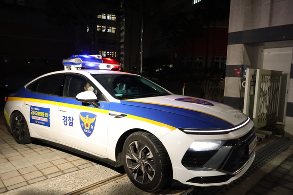 10일 오후 5시 50분께 대전 서구 한 초등학교에서 초등학교 1학년생인 A(8)양이 흉기에 찔려 심정지 상태로 발견됐으나 숨졌다. 현장에서는 돌봄교사 B(40대)씨도 자상을 입었으나 의식이 있는 상태로 발견돼 병원으로 옮겨졌다. 경찰은 B씨가 A양을 흉기로 찌른 뒤 자해한 것으로 보고 자세한 사고 경위를 조사하고 있다. 사진은 초등학교에서 빠져나오는 경찰차. 2025.2.10 /연합뉴스