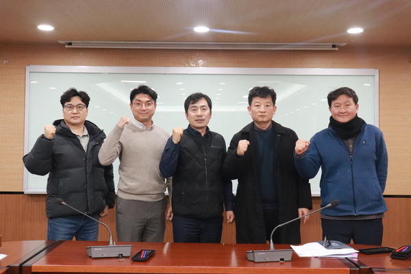 한국노총 인천지역본부는 전국공공연맹 인천지역본부 5대 의장으로 고기수(사진 가운데) 인천환경공단인노조 위원장이 당선됐다고 10일 밝혔다. /한국노총 인천지역본부 제공