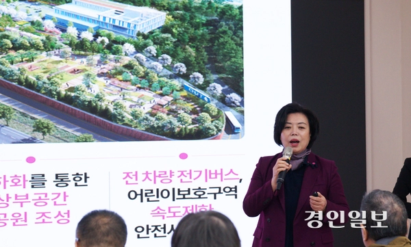 11일 오전 과천시청 1층 로비에서 진행된 ‘2025 현안사업 신년 언론 브리핑’에서 신계용 시장이 지식공원 나눔차 쉼터 등 주요 사업 추진계획을 설명하고 있다. 2025.2.11 과천/박상일기자 metro@kyeongin.com