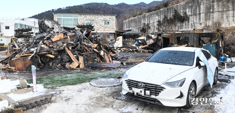 5일 오전 전날 발생한 화재로 2명이 사망한 양평군 한 단독주택이 전소돼 있다. 2025.2.5 /이지훈기자 jhlee@kyeongin.com