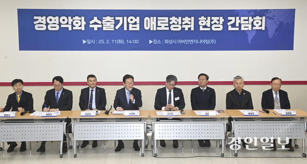 더불어민주당 이재명 대표가 11일 경기 화성시 아비만엔지니어링에서 열린 경영악화 수출기업 애로청취 현장간담회에서 인사말을 하고 있다. 2025.2.11 /이지훈기자 jhlee@kyeongin.com