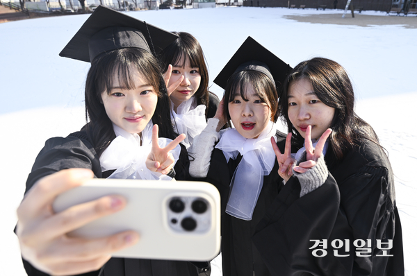 11일 오전 수원시 권선구 수원여자대학교에서 열린 학위수여식에서 졸업생들이 기념촬영을 하며 추억을 남기고 있다. 2025.2.11 /이지훈기자 jhlee@kyeongin.com