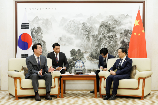 정명근 화성시장이 중국대사관을 방문, 다이빙 주한 중국대사를 만나 양국간 경제협력 방안을 논의하고 있다. 2025.2.10 /화성시 제공