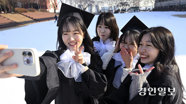 11일 오전 수원시 권선구 수원여자대학교에서 열린 학위수여식에서 졸업생들이 학사모를 쓰고 기념촬영을 하며 추억을 남기고 있다. 2025.2.11 /이지훈기자 jhlee@kyeongin.com
