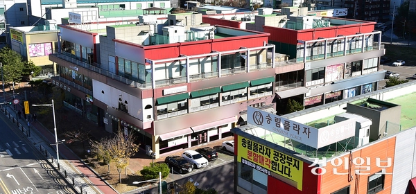 지난해 12월 5일 오전 인천시 동구 송림프라자 외벽에 분할매각을 알리는 현수막이 설치되어있다. 2024.12.5 /조재현기자 jhc@kyeongin.com