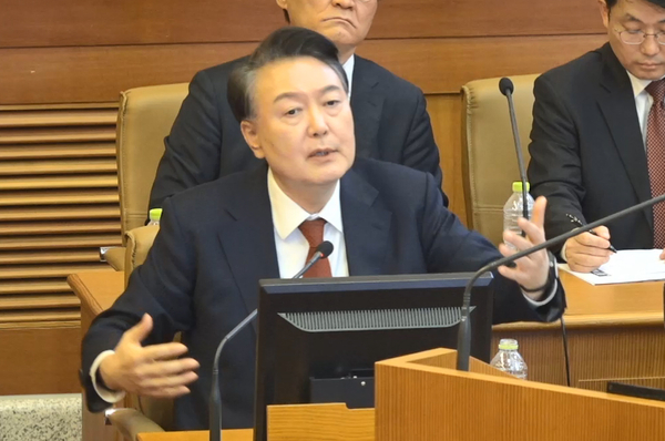 윤석열 대통령이 11일 서울 종로구 헌법재판소에서 열린 본인의 탄핵심판 7차 변론에 피청구인으로 출석해 발언하고 있다. 2025.2.11 /연합뉴스