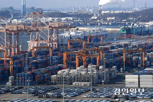 5일 오후 평택항 부두에 컨테이너가 쌓여 있다. 2025.2.5 /최은성기자 ces7198@kyeongin.com