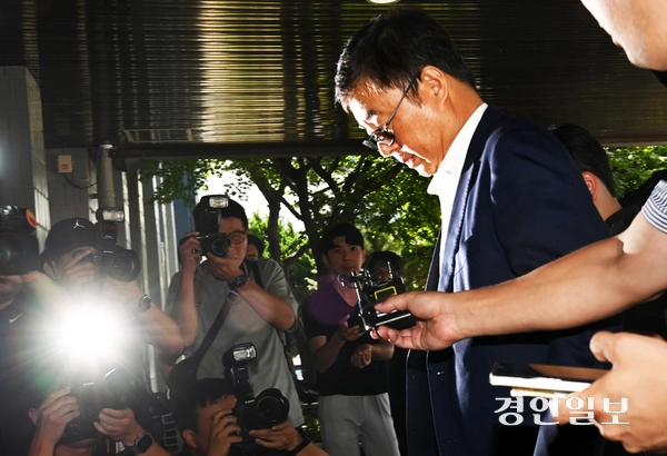 공장 화재로 23명의 사망자가 발생한 화성시 일차전지 업체 아리셀의 박순관 대표가 구속 전 피의자 심문(영장실질심사)을 마친 뒤 수원남부경찰서 유치장으로 들어서는 모습. /경인일보DB