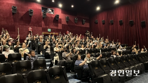 지난해 9월 6일 인천 미추홀구 영화공간주안에서 제20회 인천여성영화제의 개막식이 열렸다. 관객들이 여성 인권 향상을 상징하는 장미꽃을 들고 다함께 인천여성영화제의 슬로건을 외치고있다. 2024.9.6 /정선아기자 sun@kyeongin.com