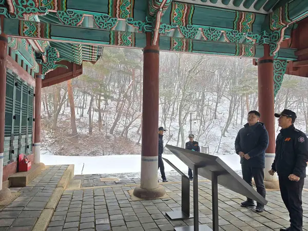 최진만 구리소방서장이 12일 동구릉의 한 전각을 동구릉 관계자와 살피고 있다. 2025.02.12/ 구리소방서 제공