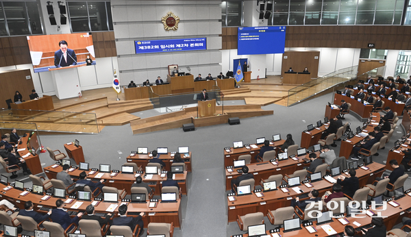 12일 오전 경기도의회 본회의장에서 경기도의회 제382회 임시회 제2차 본회의가 열리고 있다. 2025.2.12 /이지훈기자 jhlee@kyeongin.com
