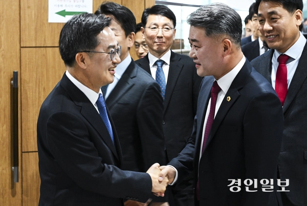 김동연 경기도지사와 김정호 경기도의회 국민의힘 대표의원이 12일 오전 경기도의회 본회의장에서 열린 제382회 임시회 제2차 본회의를 마치고 회의장을 나서며 악수하고 있다. 2025.2.12 /이지훈기자 jhlee@kyeongin.com