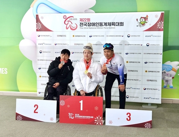 12일 제22회 전국동계장애인체전 바이애슬론 인디비주얼 6km SITTING(선수부)에서 압도적 경기력으로 정상에 서며 인천 선수단에 첫 금메달을 안긴 원유민(사진 가운대). /인천시장애인체육회 제공